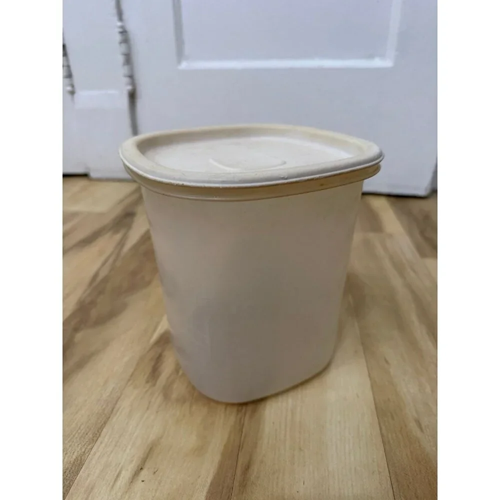 Rubbermaid Servin’ Saver White Plastic Food Storage Container with Lid